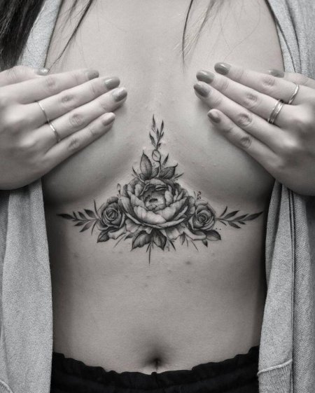 Тату роза под грудью