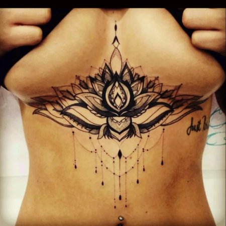Тату лотос под грудью