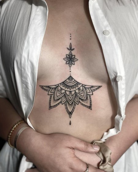 Под грудью тату