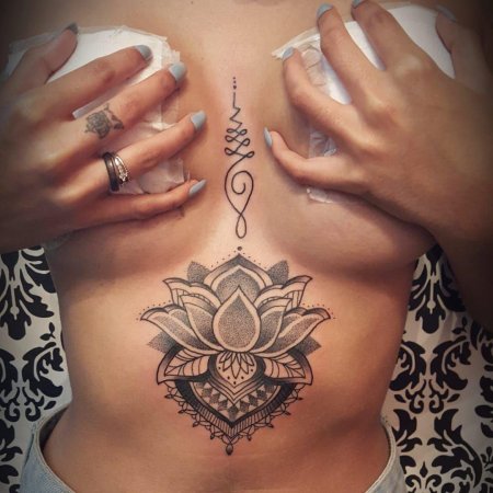 Тату лотос под грудью