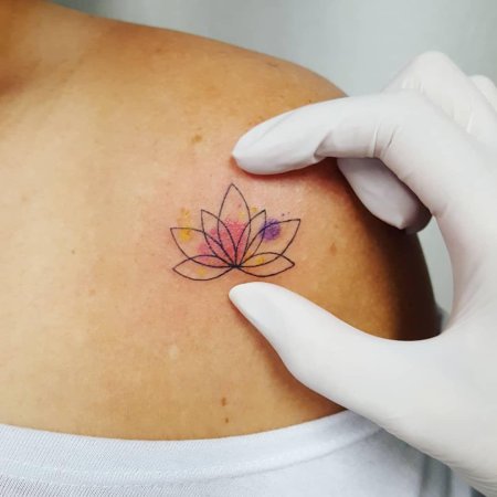 Тату лотос на грудине