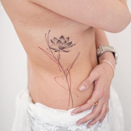 Тату лотос на боку у девушек