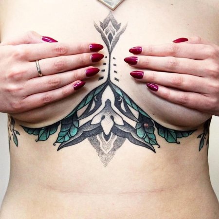 Небольшие тату под грудью