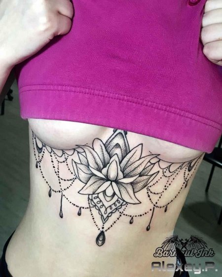 Тату под грудью женские