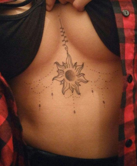 Тату солнце на солнечном сплетении