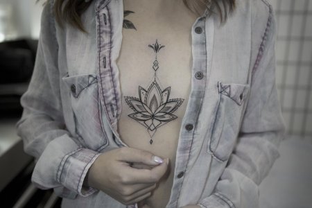 Тату лотос между грудиной