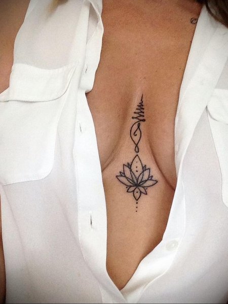 Тату лотос между грудиной