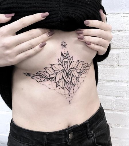 Тату под грудь