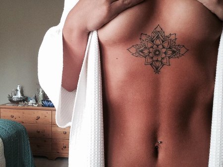 Тату для девушек под грудью