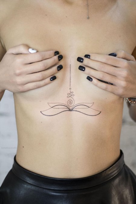 Татуировки между грудью для девушек