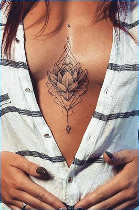 Тату между грудиной у девушек