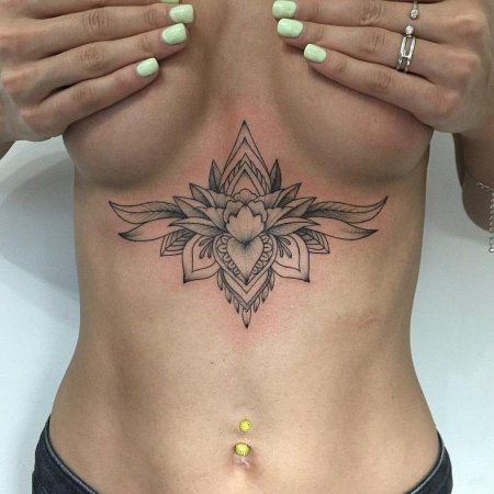 Тату под грудь