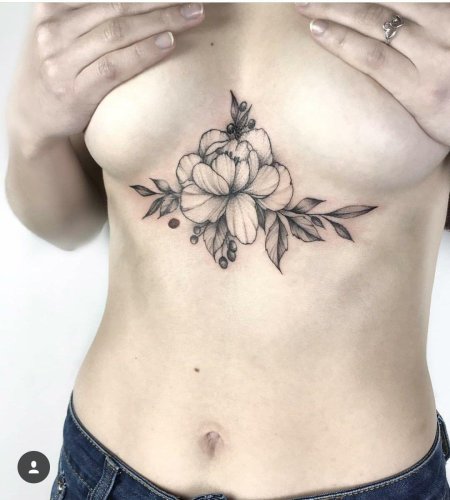 Под грудью тату