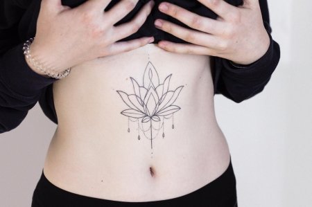 Тату лотос под грудью