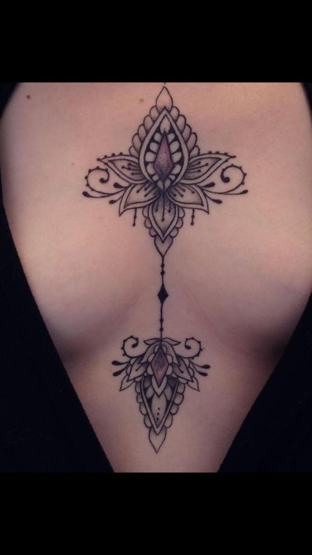 Тату между грудиной у девушек эскизы