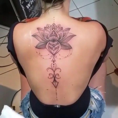 Тату лотоса на спине