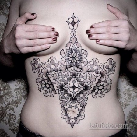 Женские тату на животе