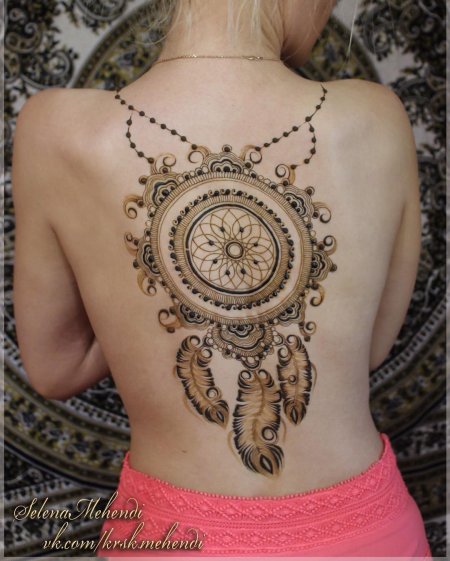 Мехенди на спине женские