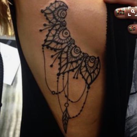 Мехенди под грудью