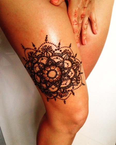 Мехенди на бедре