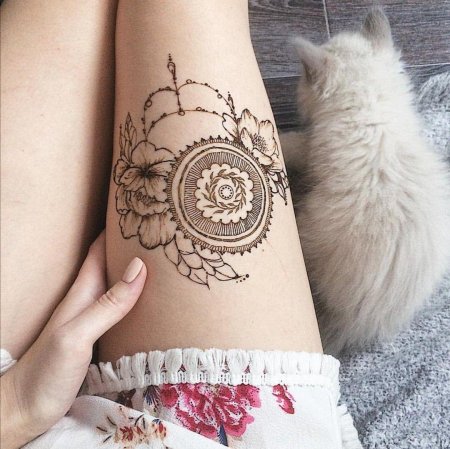 Мехенди на бедре