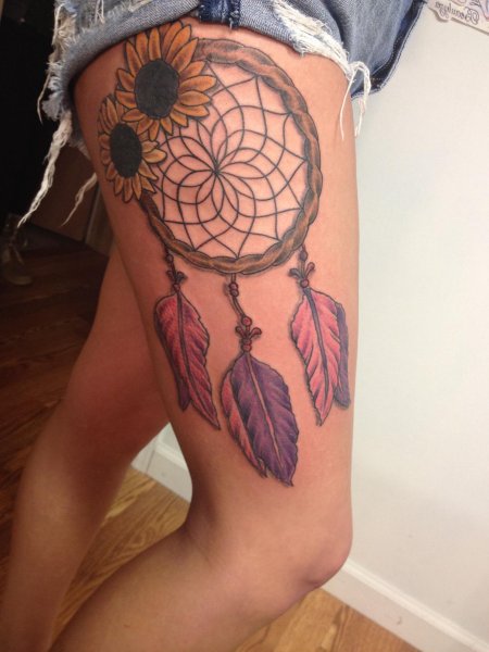 Тату ловец снов на бедре