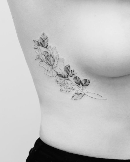 Тату под грудью цветы