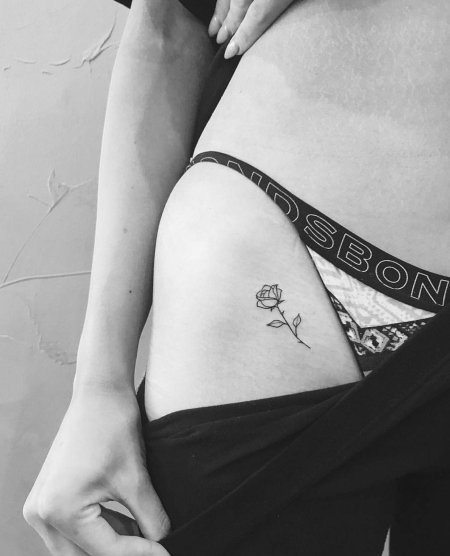 Маленькие татуировки на бедре