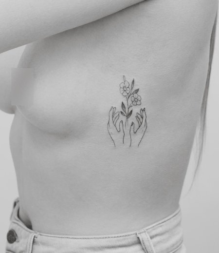 Тату для девушек под грудью