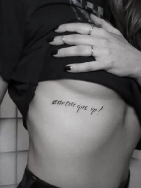 Тату под сердцем у девушек надписи