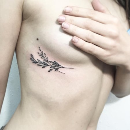 Тату веточка под грудью
