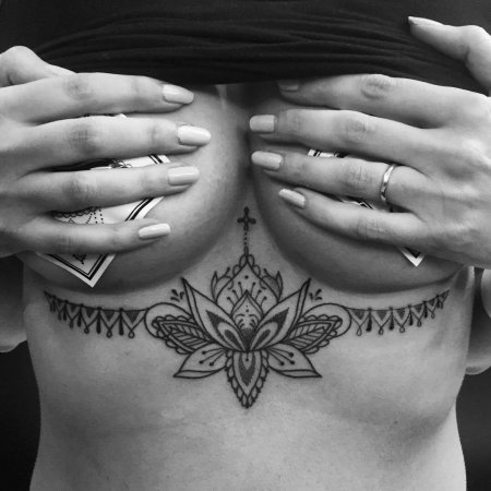 Тату между грудиной у девушек