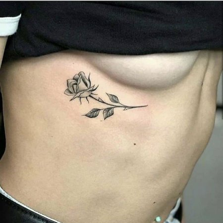 Татуировка на ребрах женская