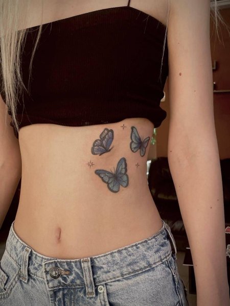 Тату бабочки на животе