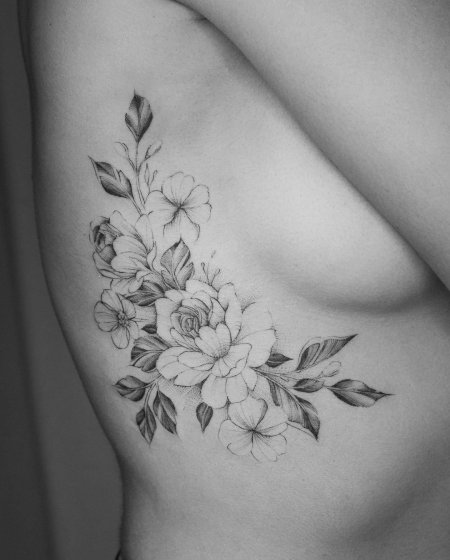 Тату на ребрах цветы