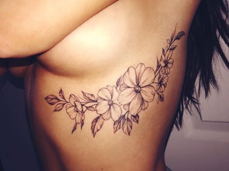 Тату женские под грудью