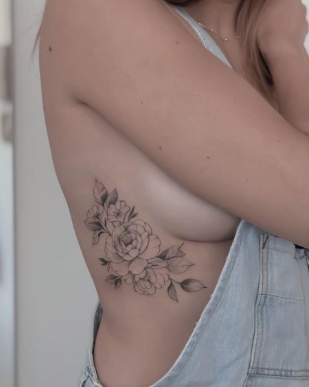 Татуировка на рёбрах для девушек