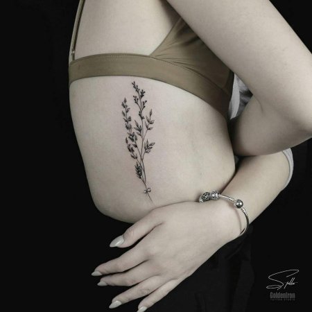 Тату на боку у девушек маленькие