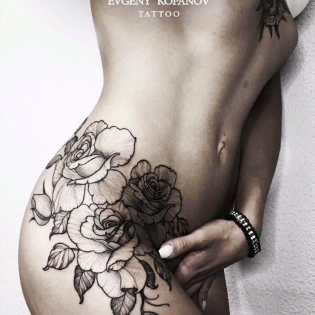 Тату для девушек на бедре