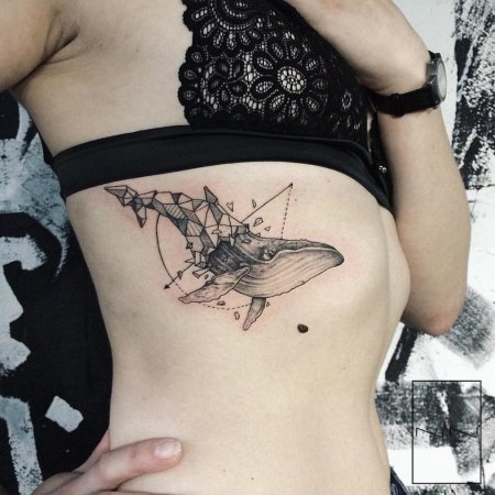 Тату кит на ребрах