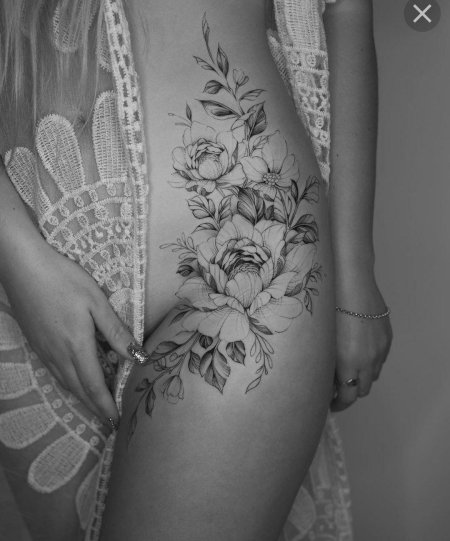 Женская тату на бедре