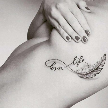 Тату перо с надписью