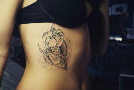 Татуировки для девушек на боку