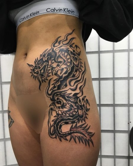 Тату на бедре дракон