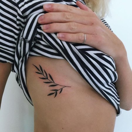 Тату веточка под грудью