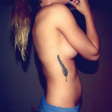 Тату перо под грудью