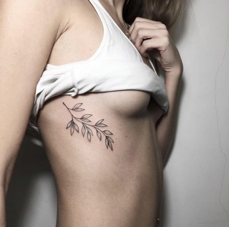 Тату веточка под грудью