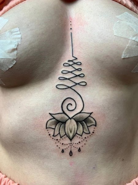 Уналоме лотос между грудиной тату