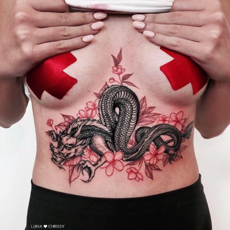 Красный дракон под грудью тату
