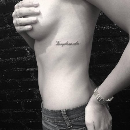 Тату под грудью надпись